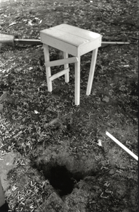 108590 Afbeelding van een tafeltje en een gat in de grond ter hoogte van de Ahornstraat te Utrecht.N.B. Zie ook het ...